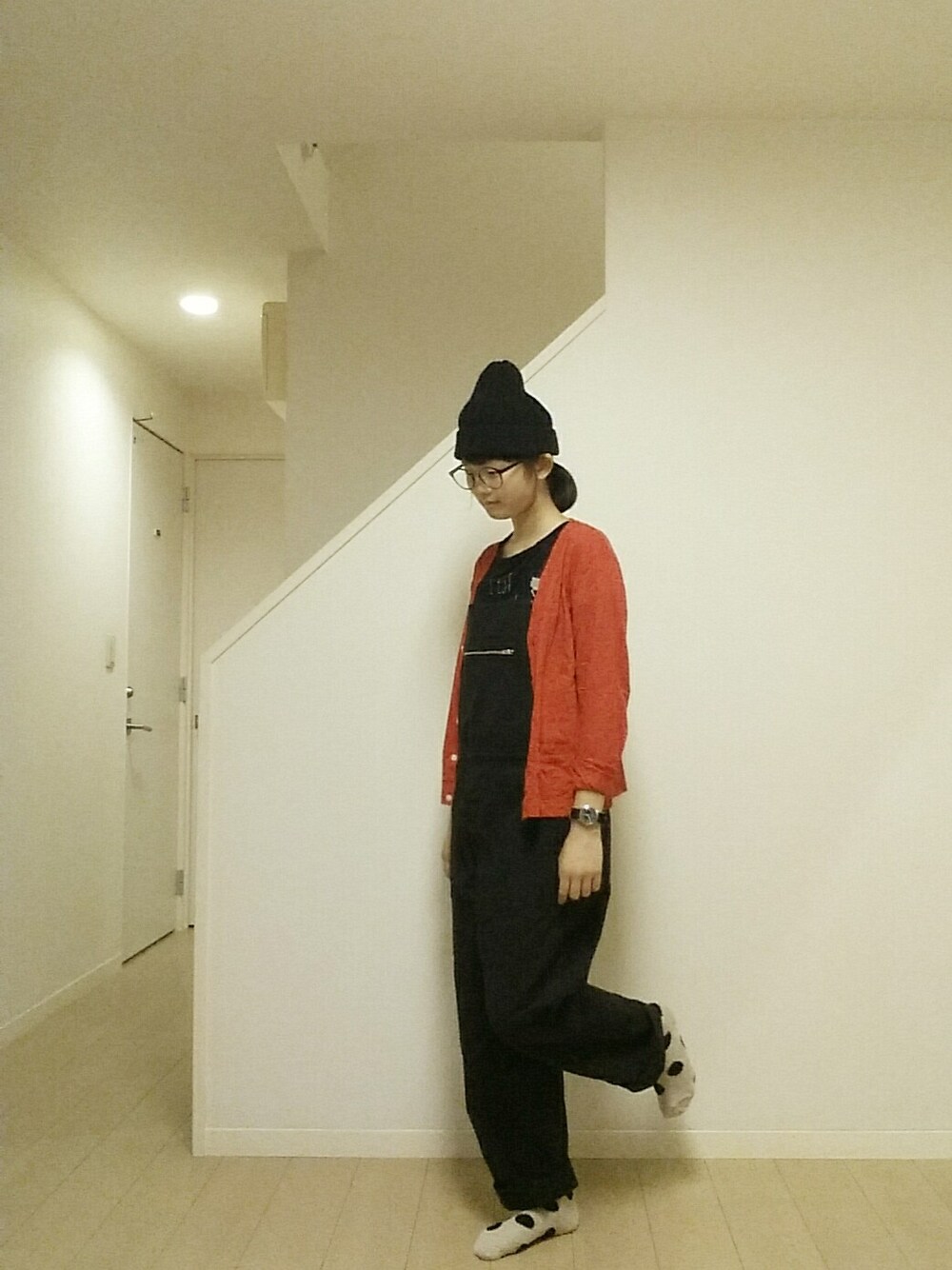 ブルー系のサロペット/オーバーオール、ホワイト系のスニーカー、レッド系のカーディガン/ボレロを着用したレディースの秋コーディネートの1枚目の写真