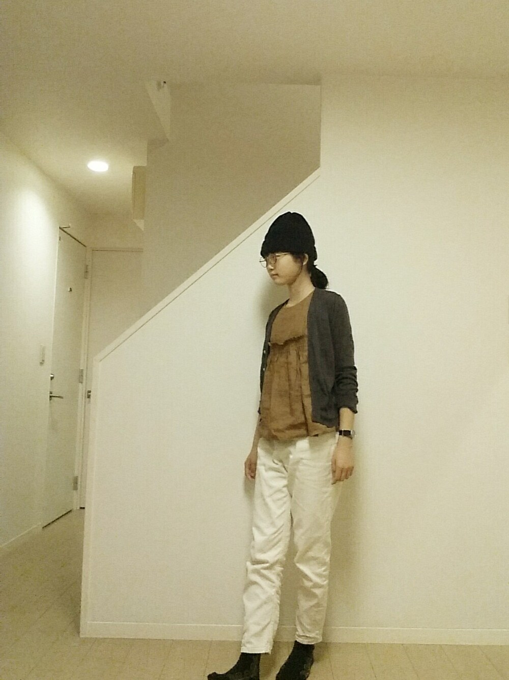 オレンジ系のシャツ/ブラウス、ブラック系のアナログ腕時計、グレー系のソックス/靴下を着用したレディースの秋コーディネートの1枚目の写真