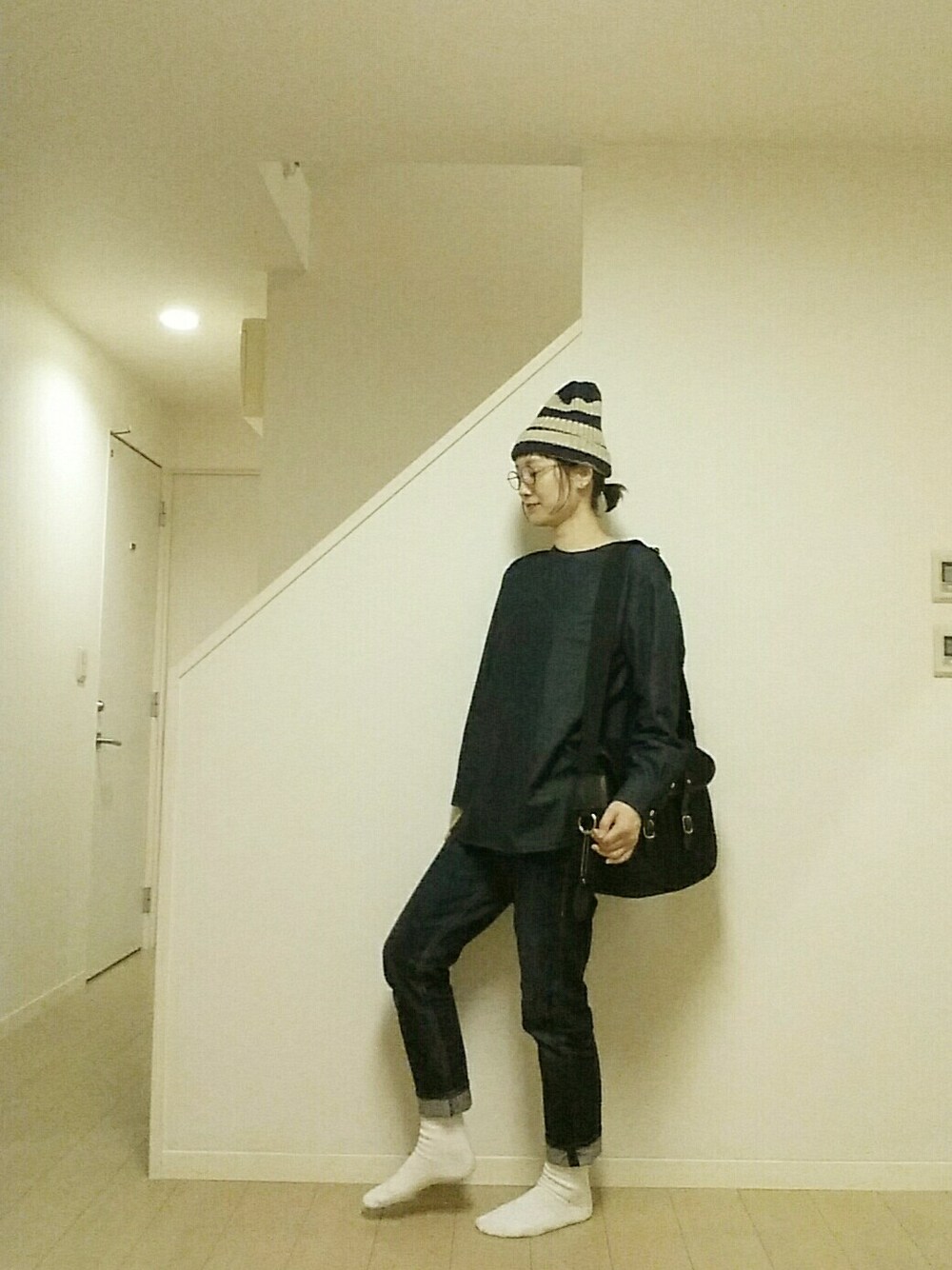 ブラック系のショルダーバッグ、ホワイト系のシャツ/ブラウス、ブラウン系のブーツを着用したレディースの秋コーディネートの1枚目の写真