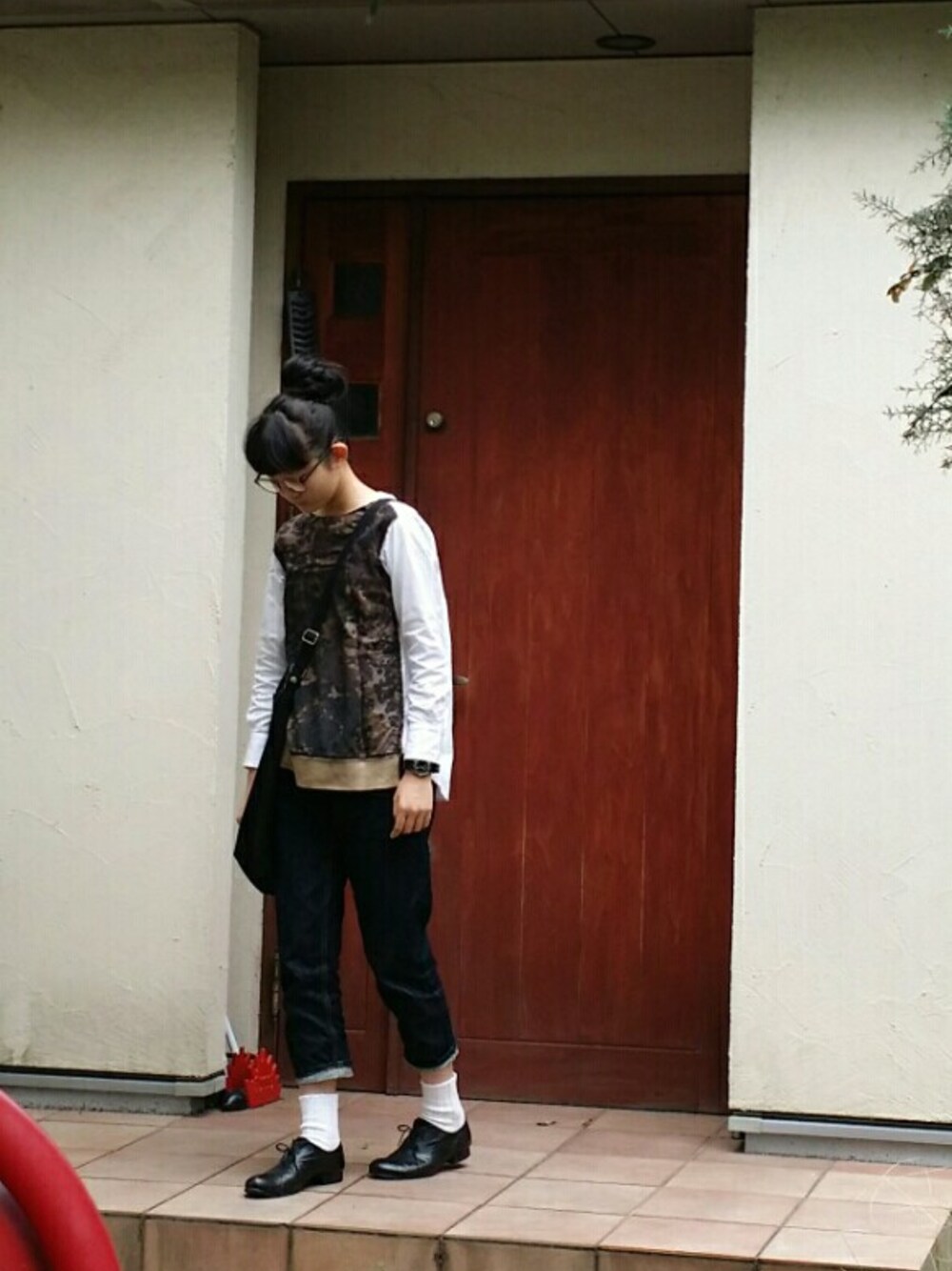 ホワイト系のシャツ/ブラウス、ホワイト系のソックス/靴下を着用したレディースの秋コーディネートの1枚目の写真