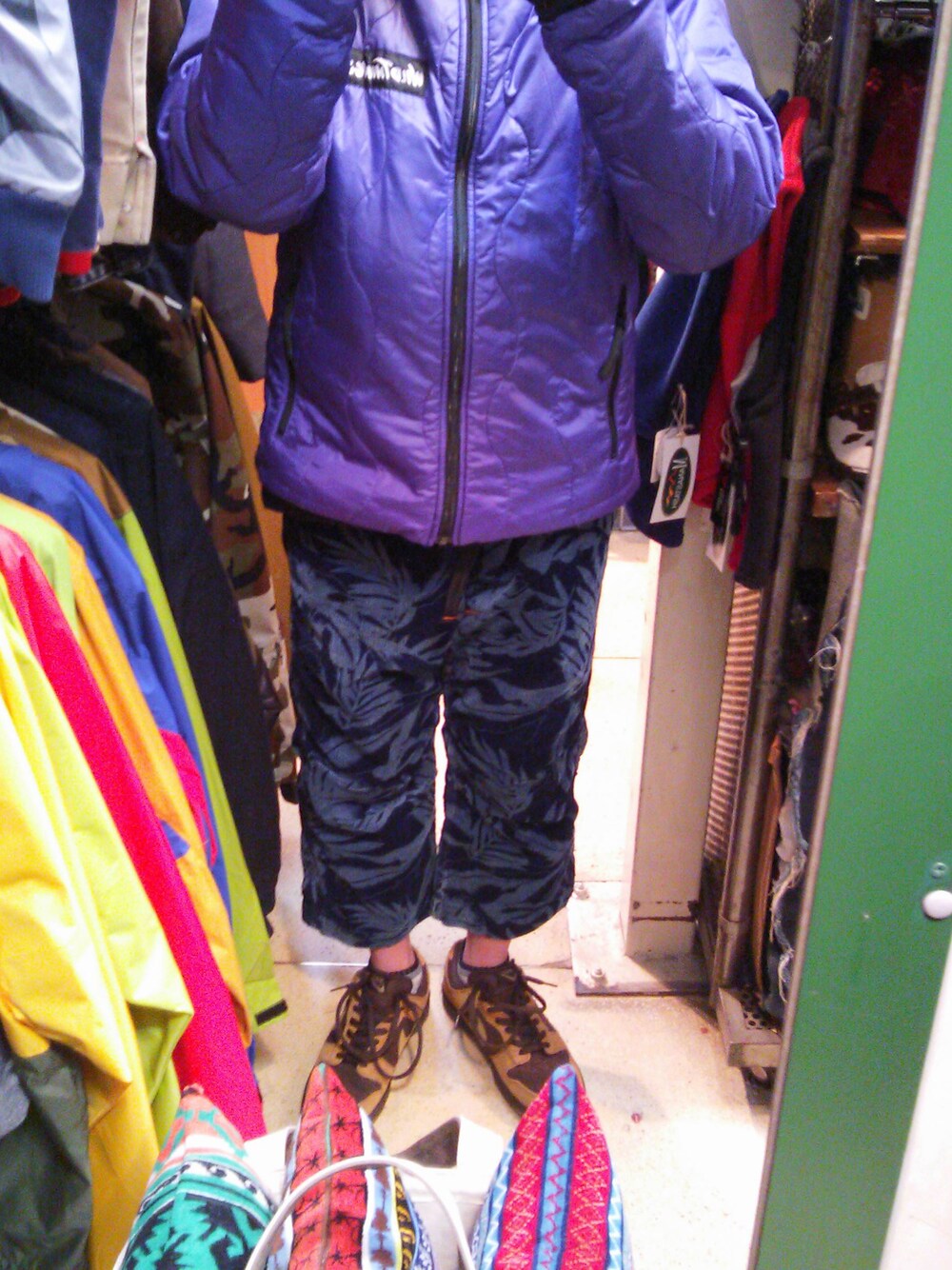 「柄パンツ、アウトドアスタイル、WEARはじめました ! 」｜「WILD THINGSのHOODED PRIMALOFT JACKET（ナイロンジャケット、ブルー系）」を使った、godsavethe91さん（メンズ・50cm）の冬コーディネートの1枚目の写真
