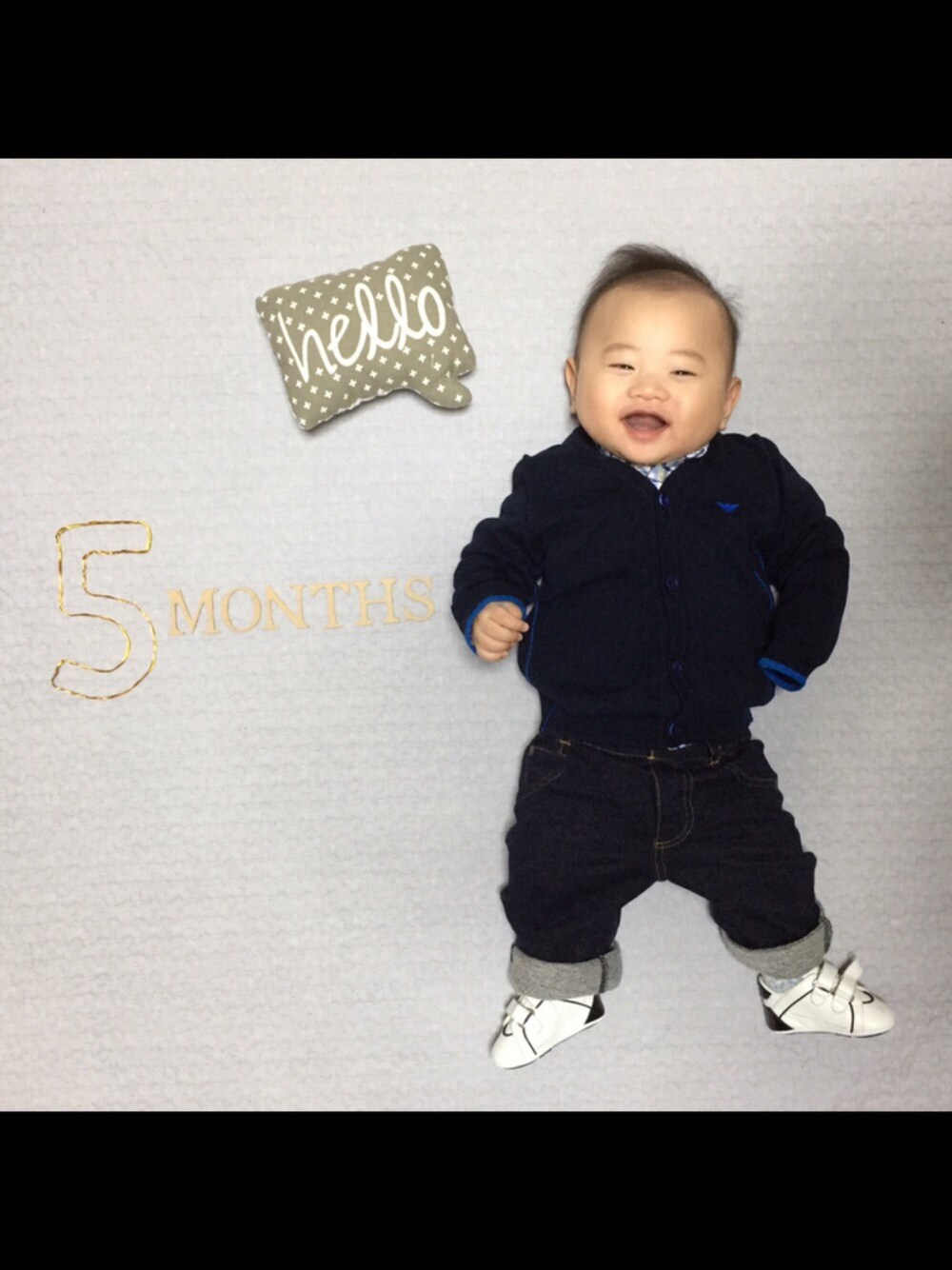 「baby、ベビーコーデ、月齢アート、生後5ヶ月、armanibaby、GUCCI、メガネ男子、記念日コーデ、Ralph Lauren」｜「ARMANI BABYのアイテム（カーディガン/ボレロ、ブルー系）」を使った、MY&UCさん（キッズ・70cm）の秋コーディネートの1枚目の写真