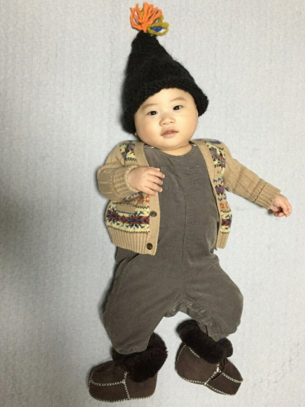 「baby、ベビーコーデ、生後5ヶ月」｜「Birthdayのアイテム（ニットキャップ/ビーニー、ブラック系）」を使った、MY&UCさん（キッズ・70cm）の冬コーディネートの1枚目の写真