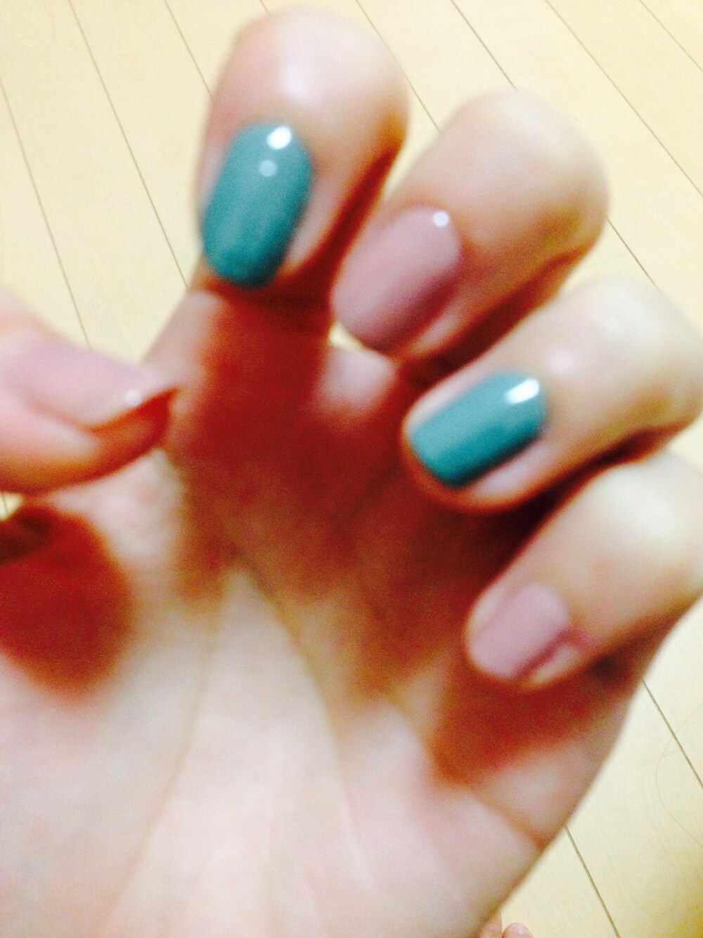 「ネイル、セルフネイル、OPI、zoya」｜「zoyaのアイテム（ハンドケア/ハンドクリーム、グリーン系）」を使った、umitopinkさん（レディース・158cm）の冬コーディネートの1枚目の写真