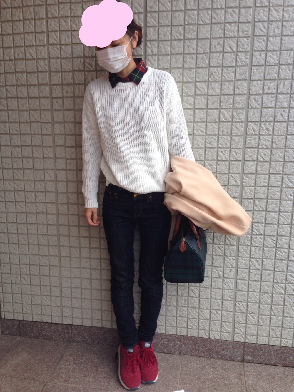 「シャツ×ニット、フィッシャーマンニット、白ニット、チェックシャツ、ユニクロ、American Apparel、オニツカタイガー、スニーカー、ニット×スキニー、ニット×デニム」｜「Onitsuka Tigerのオニツカタイガー エクスカリバー Onitsuka Tiger X-CALIBER (TH4V0L)（スニーカー、レッド系）」を使った、umitopinkさん（レディース・158cm）の冬コーディネートの1枚目の写真