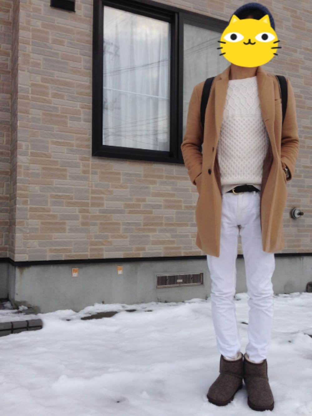 「チェスターコート、白スキニー、ムートンブーツ、アレキサンダーワン、雪、UGG」｜「ABAHOUSEのEYRA ｱﾗﾝﾌﾟﾙｵｰﾊﾞｰ（ニット/セーター、ホワイト系）」を使った、umitopinkさん（メンズ・175cm）の冬コーディネートの1枚目の写真