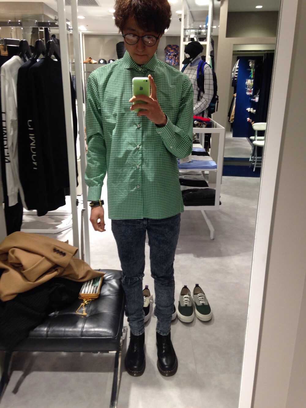 ブラック系のブーツ、その他のトップス、ベージュ系のチェスターコートを着用したメンズの冬コーディネートの1枚目の写真