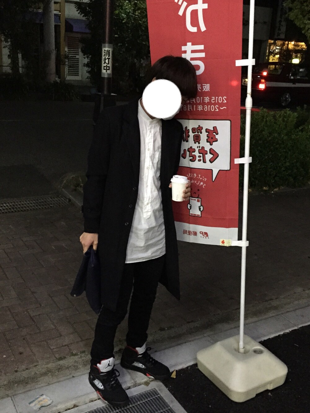 「supreme、Supreme×Jordan、黒スキニー、黒、チェスターコート、jordan5、ロングシャツ、白」｜「RAGEBLUEの＜トレンドのロング丈＞60/プルオーバーバンドカラーロングシャツ/569177（シャツ/ブラウス、ホワイト系）」を使った、田中さん（メンズ・170cm）の秋コーディネートの1枚目の写真