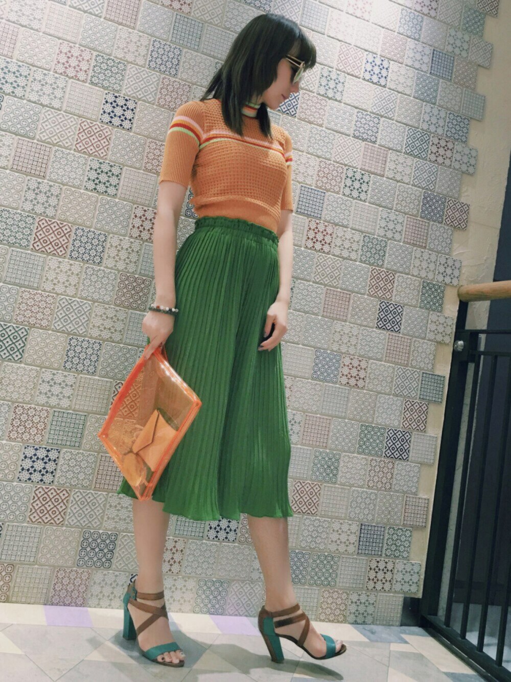 「レトロ、スカンツ、ガウチョパンツ、dholic、Lily Brown、サンダル、夏コーデ、きれいめカジュアル、休日スタイル、大人カジュアル」｜「LILY BROWNのアイテム（ニット/セーター、オレンジ系）」を使った、TKさん（レディース・168cm）の夏コーディネートの1枚目の写真
