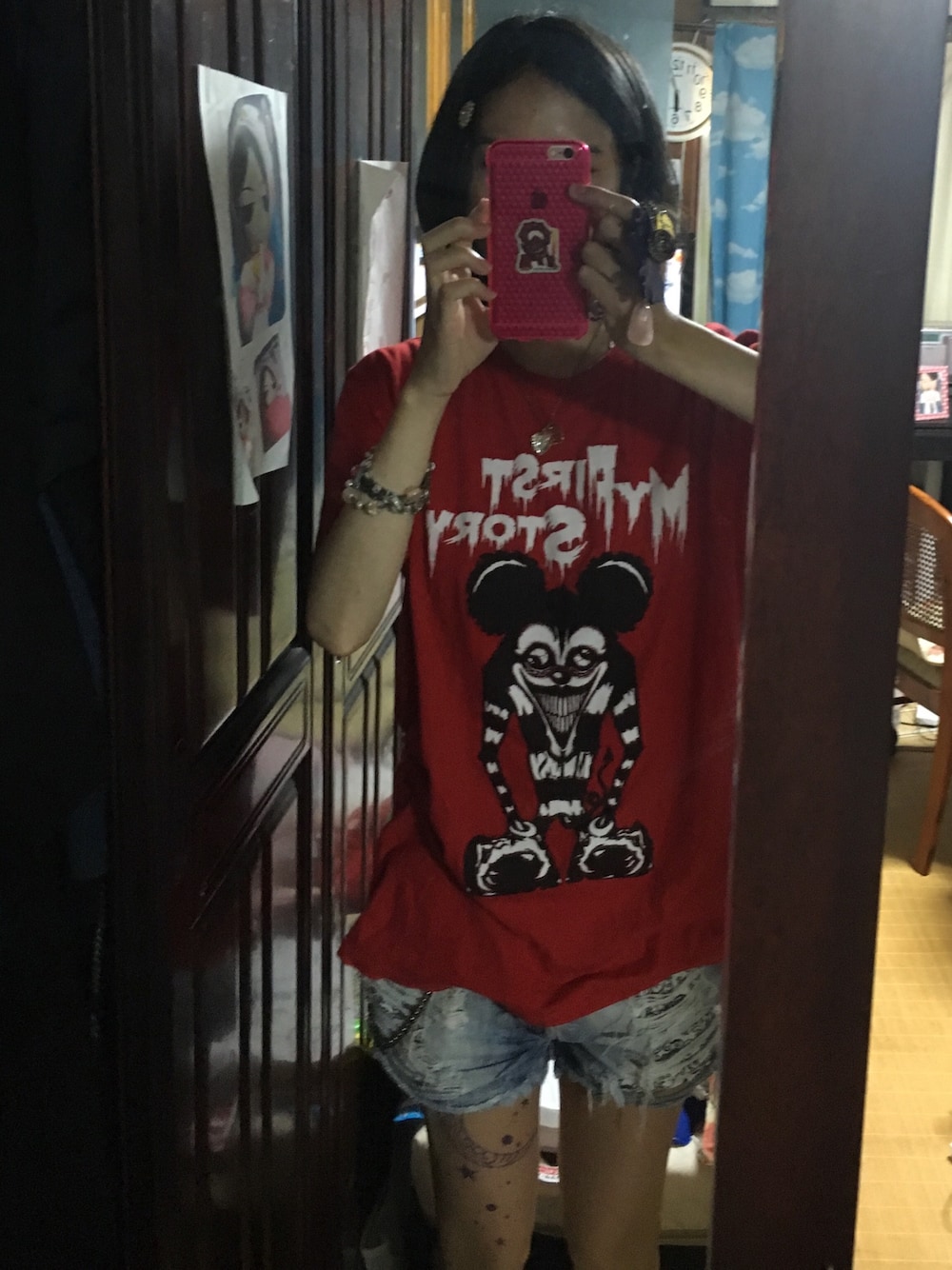「Myfirststory、ロック、パンツスタイル、ショートパンツ」｜「my first storyのアイテム（Tシャツ/カットソー、レッド系）」を使った、なっちゃんさん（レディース・158cm）の夏コーディネートの1枚目の写真