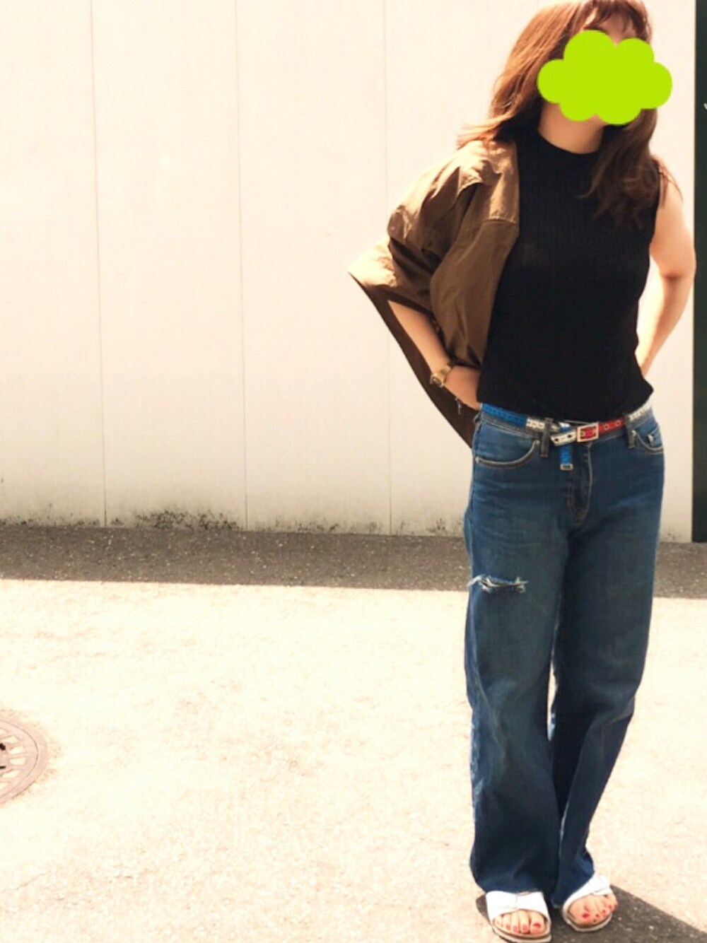 ブラック系のニット/セーター、グリーン系のノーカラージャケット、ブルー系のデニムパンツを着用したレディースの夏コーディネートの1枚目の写真