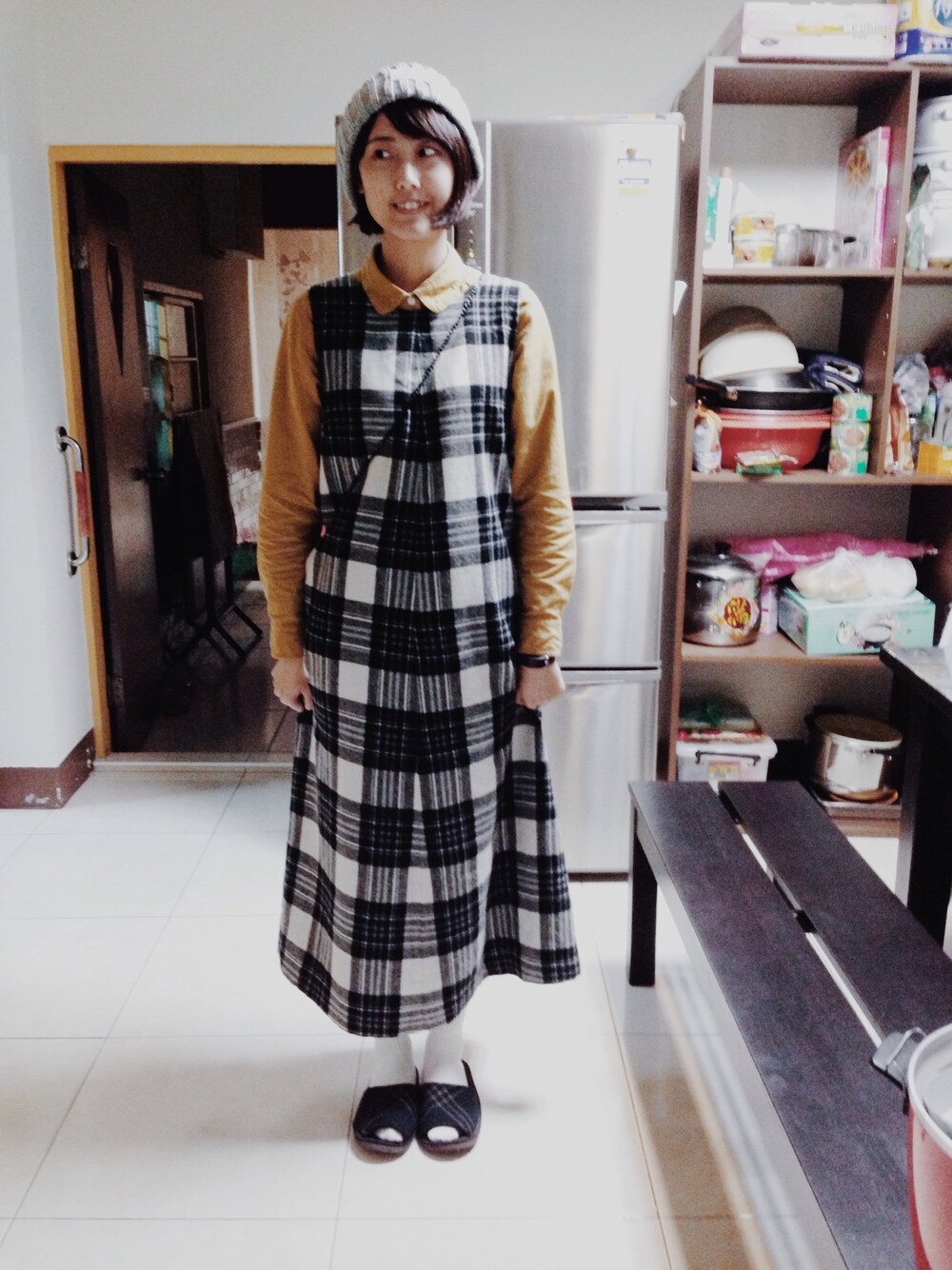 「MUJI、skirt、checker、shirts、socks、vintage、hat、winter」｜「MUJI Laboのアイテム（シャツ/ブラウス、イエロー系）」を使った、Annさん（レディース・170cm）の冬コーディネートの1枚目の写真