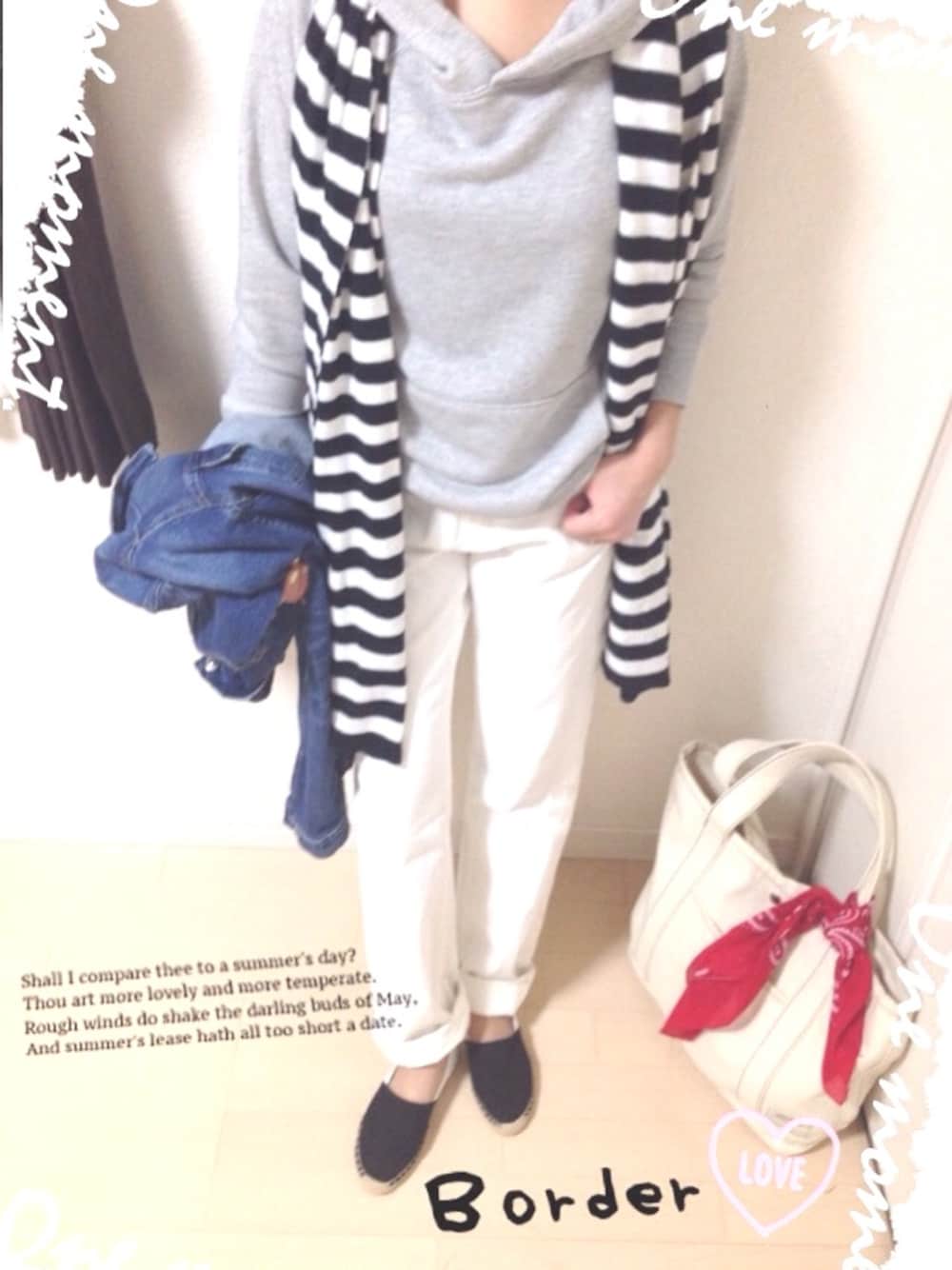 ブラック系のその他シューズ、ブラック系のマフラーを着用したレディースの春コーディネートの1枚目の写真