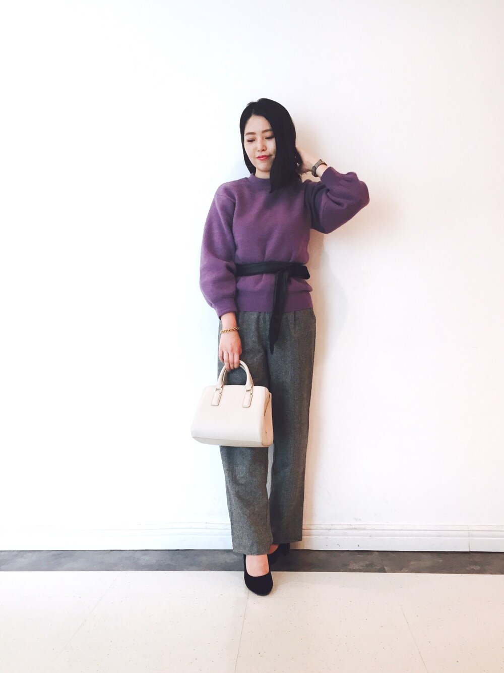 「KBF+、大人カジュアル、ツイードパンツ、ニット、パープル、カラーニット、ベルト」｜「KBFのKBF+ アンゴラ袖ボリュームニット（トップス、パープル系）」を使った、kameさん（レディース・158cm）の秋コーディネートの1枚目の写真