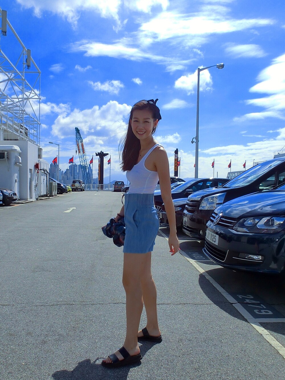 「highrise、denim、shorts、wife beater、beautiful」｜「ZARAのアイテム（その他、ブルー系）」を使った、mandeeeeeさん（レディース・173cm）の夏コーディネートの1枚目の写真