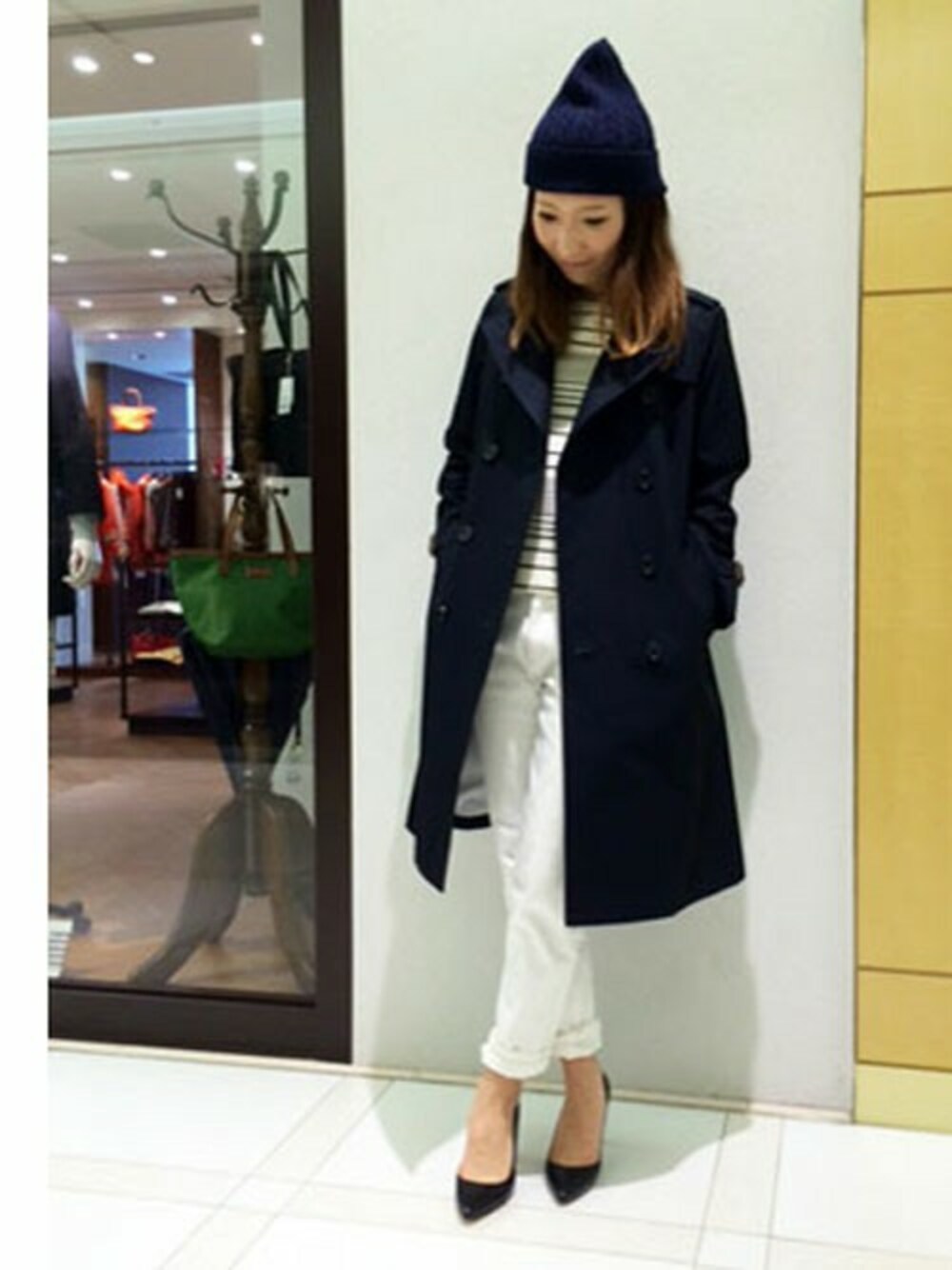 ホワイト系のシャツ/ブラウス、ホワイト系のデニムパンツを着用したレディースの春コーディネートの1枚目の写真