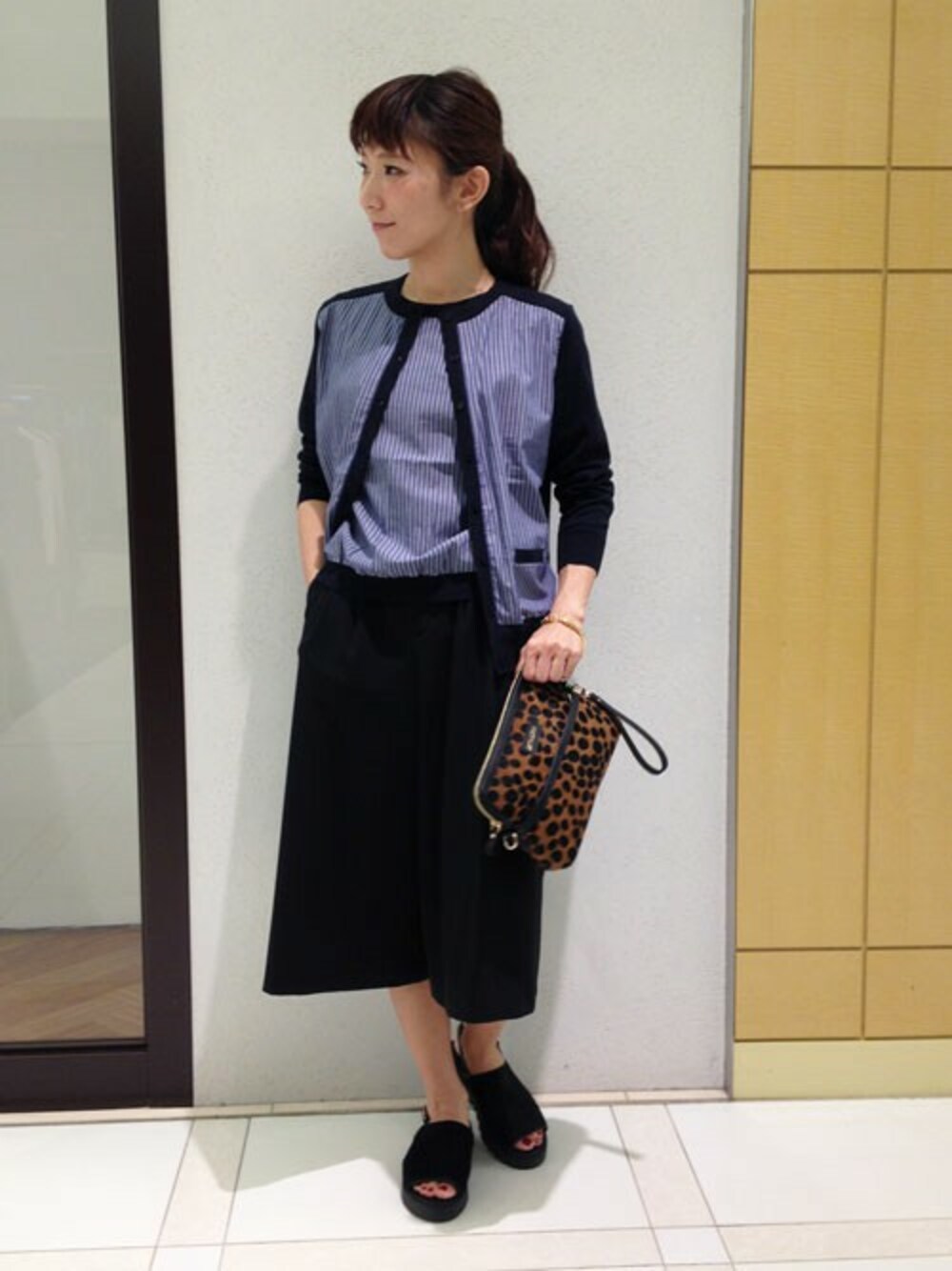 ブルー系のニット/セーター、ブルー系のニット/セーターを着用したレディースの夏コーディネートの1枚目の写真