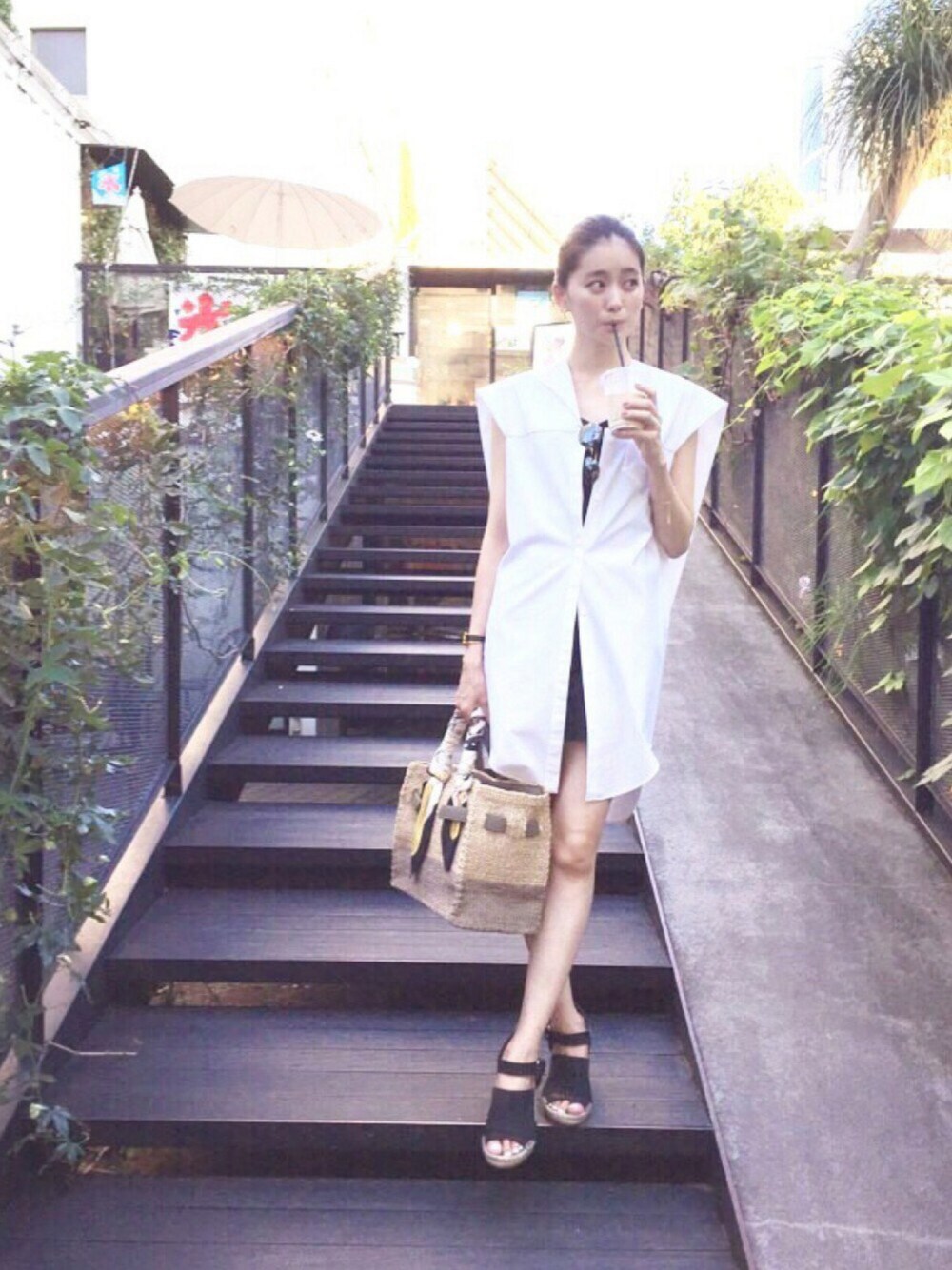 「夏、休日、六本木、ランチ、キレイめ、モード、BALENCIAGA、il by saori komatsu、journal standard」｜「BALENCIAGAのアイテム（サンダル、ブラック系）」を使った、Chisato さん（レディース・166cm）の夏コーディネートの1枚目の写真