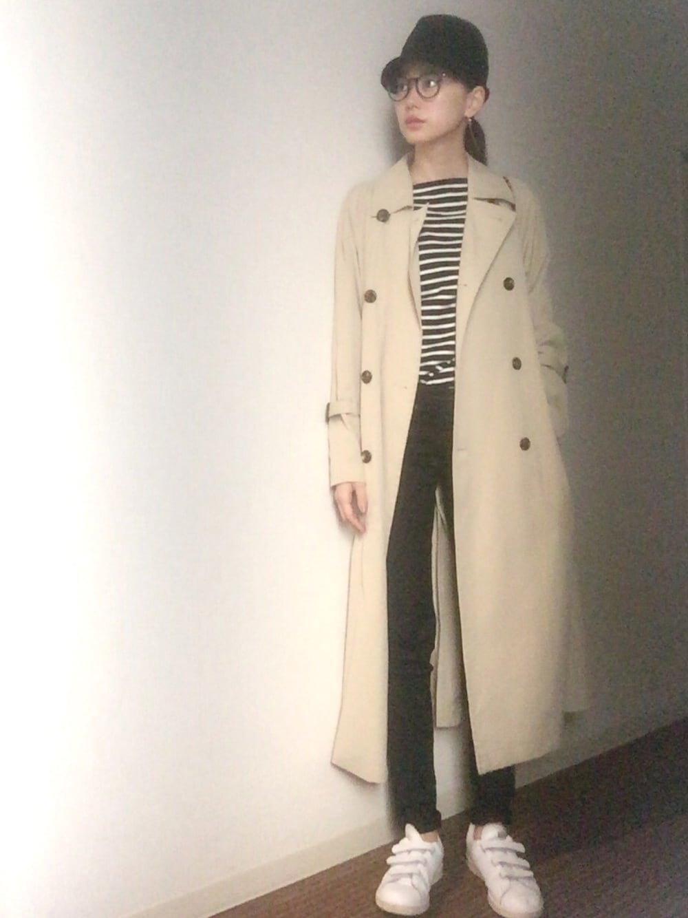 「秋のコーデ、プチプラ、大人カジュアル、ロングコート、ボーダー、UNIQLO、apartbylowrys、stan smith」｜「A part byのC/ボーダーワイドクロップド　733757 （Tシャツ/カットソー、ブラック系）」を使った、Chisato さん（レディース・166cm）の秋コーディネートの1枚目の写真