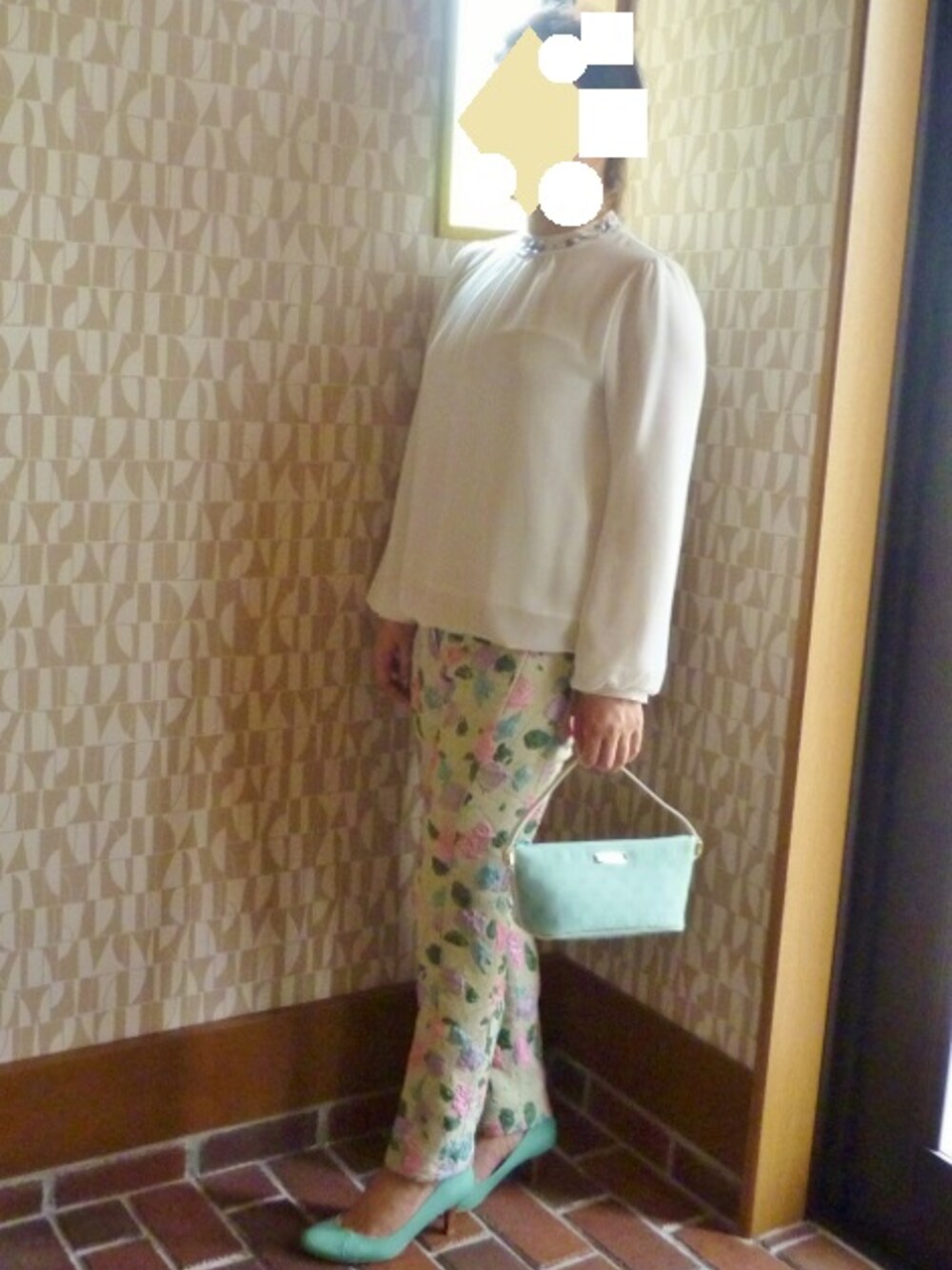 「パンプス、白シャツ、花柄、ビジュー、パーティースタイル、キレイめ、パステルカラー、結婚式二次会スタイル」｜「Laulaのアイテム（その他パンツ、その他）」を使った、nonさん（レディース・155cm）の夏コーディネートの1枚目の写真