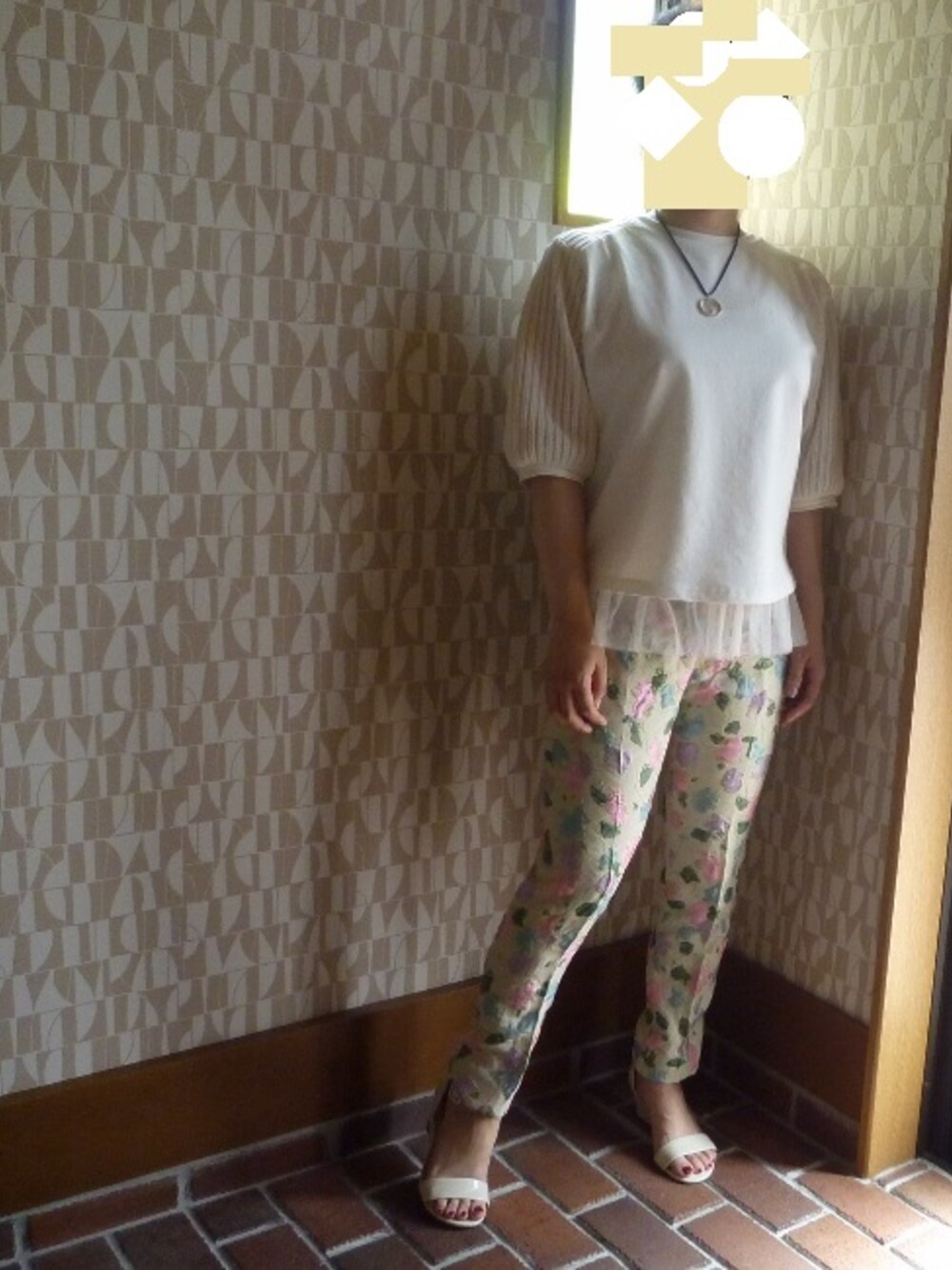 「パンツ、夏、花柄、白、サンダル、パステルカラー、きれいめカジュアル、チュチュ、白Tシャツ」｜「CIAOPANICの【Ciaopanic】　ミニ裏毛袖ストライプドッキングバルーン袖P/O（Tシャツ/カットソー、ホワイト系）」を使った、nonさん（レディース・155cm）の夏コーディネートの1枚目の写真