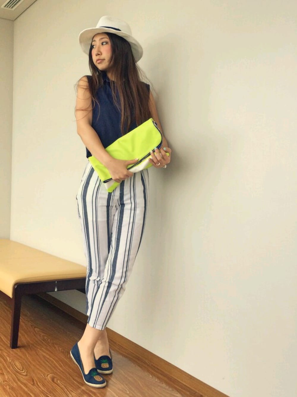 ブルー系のその他パンツ、ブルー系のバレエシューズ、ブルー系のシャツ/ブラウスを着用したレディースの夏コーディネートの1枚目の写真