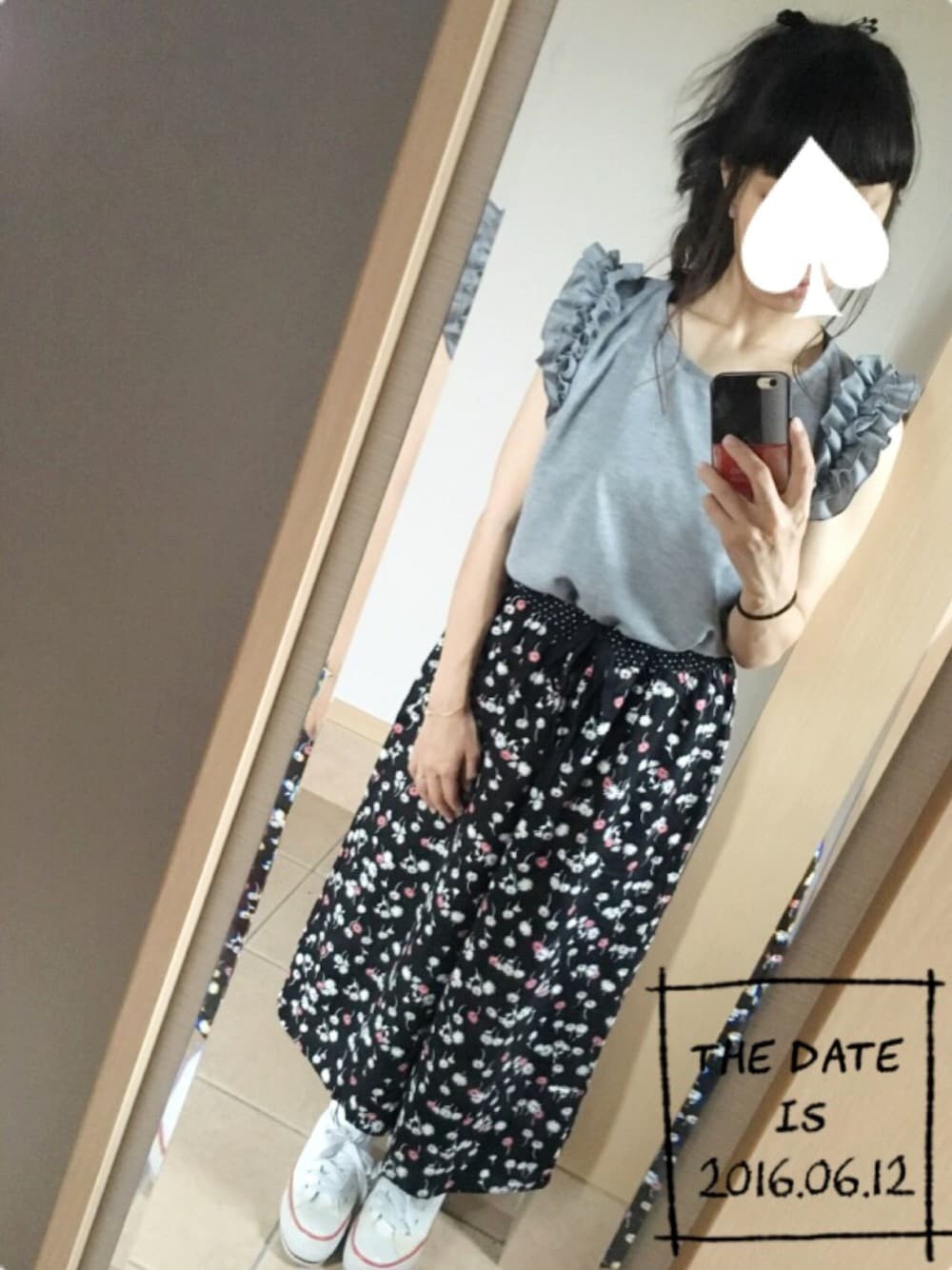 「リラコ、花柄、ワイドパンツ、フリルトップス、ハイカットスニーカー、白スニーカー、チビーズ✳︎」｜「UNIQLOのアイテム（パンツ、ブラック系）」を使った、S*さん（レディース・149cm）の夏コーディネートの1枚目の写真