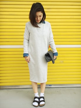 「シャツ×スウェット」｜「アイテム（ワンピース/ドレス）」を使った、Akiさん（レディース・153cm）の春コーディネート