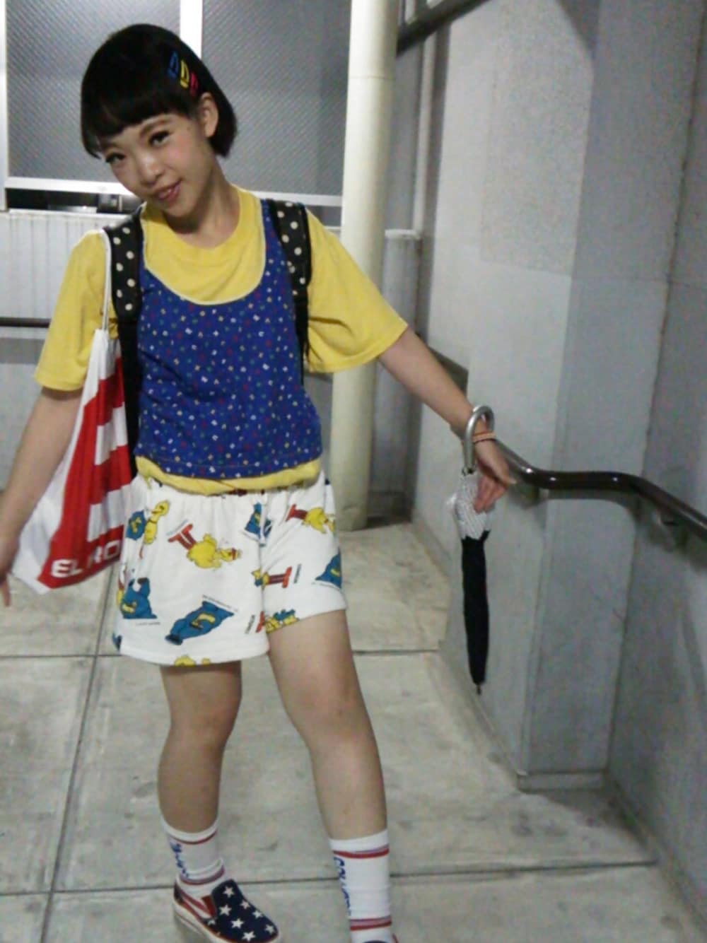「kids、黄色×青、TOYKIDS」｜「セサミパンツ（その他パンツ、ホワイト系）」を使った、ゆーりさん（レディース・151cm）の夏コーディネートの1枚目の写真