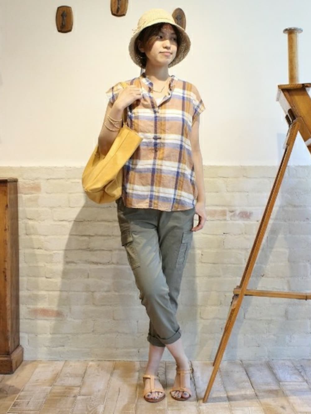 「FRAMeWORKのワッシャーチェック スキッパー シャツ　。（シャツ/ブラウス、ブラウン系）」を使った、tomoさん（レディース・162cm）の春コーディネートの1枚目の写真