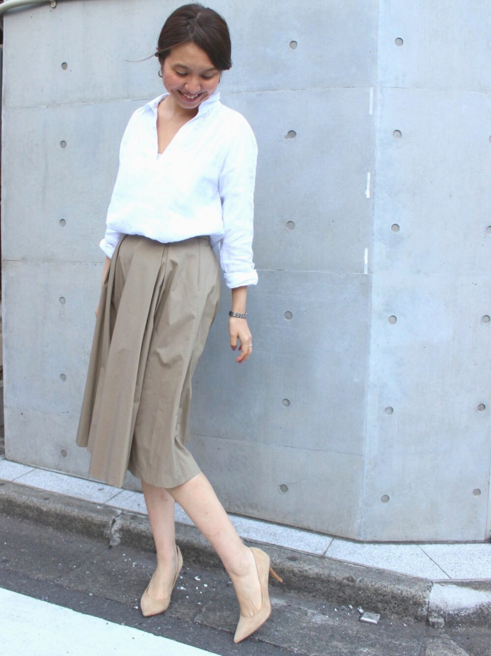 「春コーデ、シンプルコーデ、ホワイト、フレアスカート、お仕事コーデ、シャツスタイル、タックイン、パンプス、きれいめカジュアル、リネン」｜「FRAMeWORKの≪予約≫フレンチリネン ラグランチュニックプルオーバー◆（シャツ/ブラウス、ホワイト系）」を使った、tomoさん（レディース・165cm）の冬コーディネートの1枚目の写真
