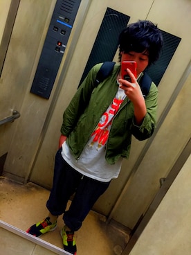 「カーキ色」｜「アイテム（ブラック系）」を使った、たーろうさん（メンズ・170cm）の春コーディネート