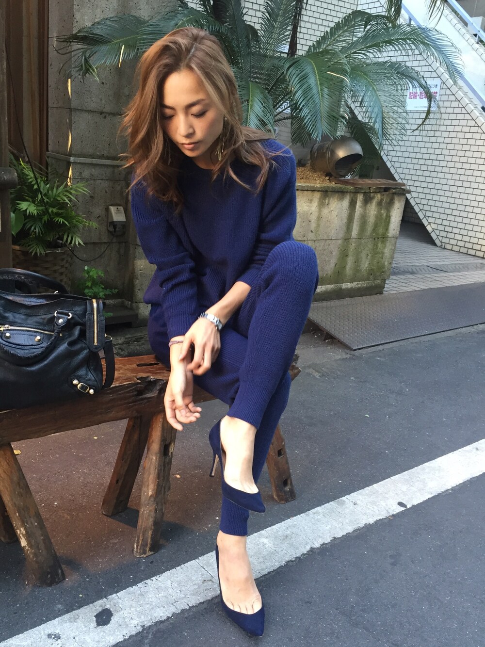 「ootd、blue、color、fashion」｜「Ron Hermanのアイテム（ニット/セーター、ブルー系）」を使った、里見茜さん（レディース・165cm）の秋コーディネートの1枚目の写真