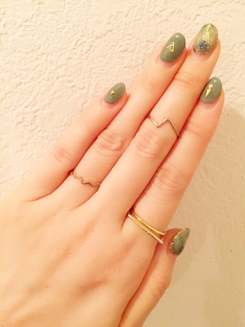 ゴールド系のリング、ゴールド系のリング、ゴールド系のリングを着用したレディースの秋コーディネートの1枚目の写真