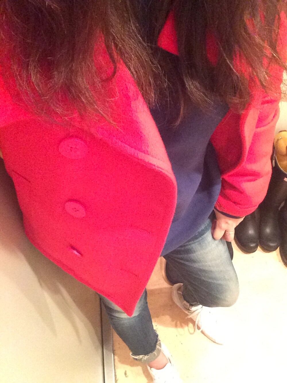 ブルー系のデニムパンツ、ホワイト系のスニーカー、ブラウン系のアナログ腕時計を着用したレディースの冬コーディネートの1枚目の写真