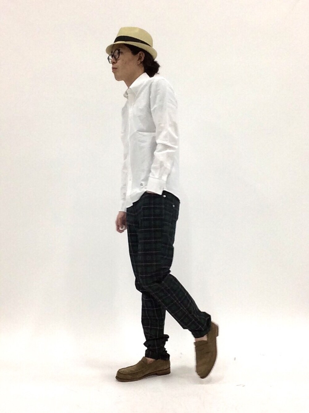 「チェック、白シャツ、ローファー、ハット、チェックパンツ、黒縁メガネ、メガネ男子、ストローハット、シロシャツ、グリーンチェック」｜「VANQUISHのボタンダウンオックスシャツ（シャツ/ブラウス、ホワイト系）」を使った、ナカニシアキラさん（メンズ・172cm）の春コーディネートの1枚目の写真