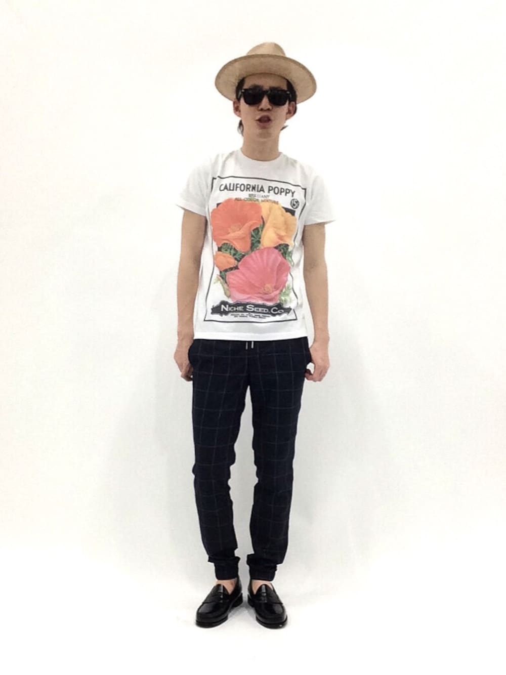 「リブパンツ、ローファー、サングラス、ハット、MORGAN HOMME、フラワープリント、ウィンドウペン、プリントT、ストローハット、リゾートスタイル」｜「MORGAN HOMMEのピンチェックリラックスパンツ（スラックス、ブルー系）」を使った、ナカニシアキラさん（メンズ・172cm）の春コーディネートの1枚目の写真