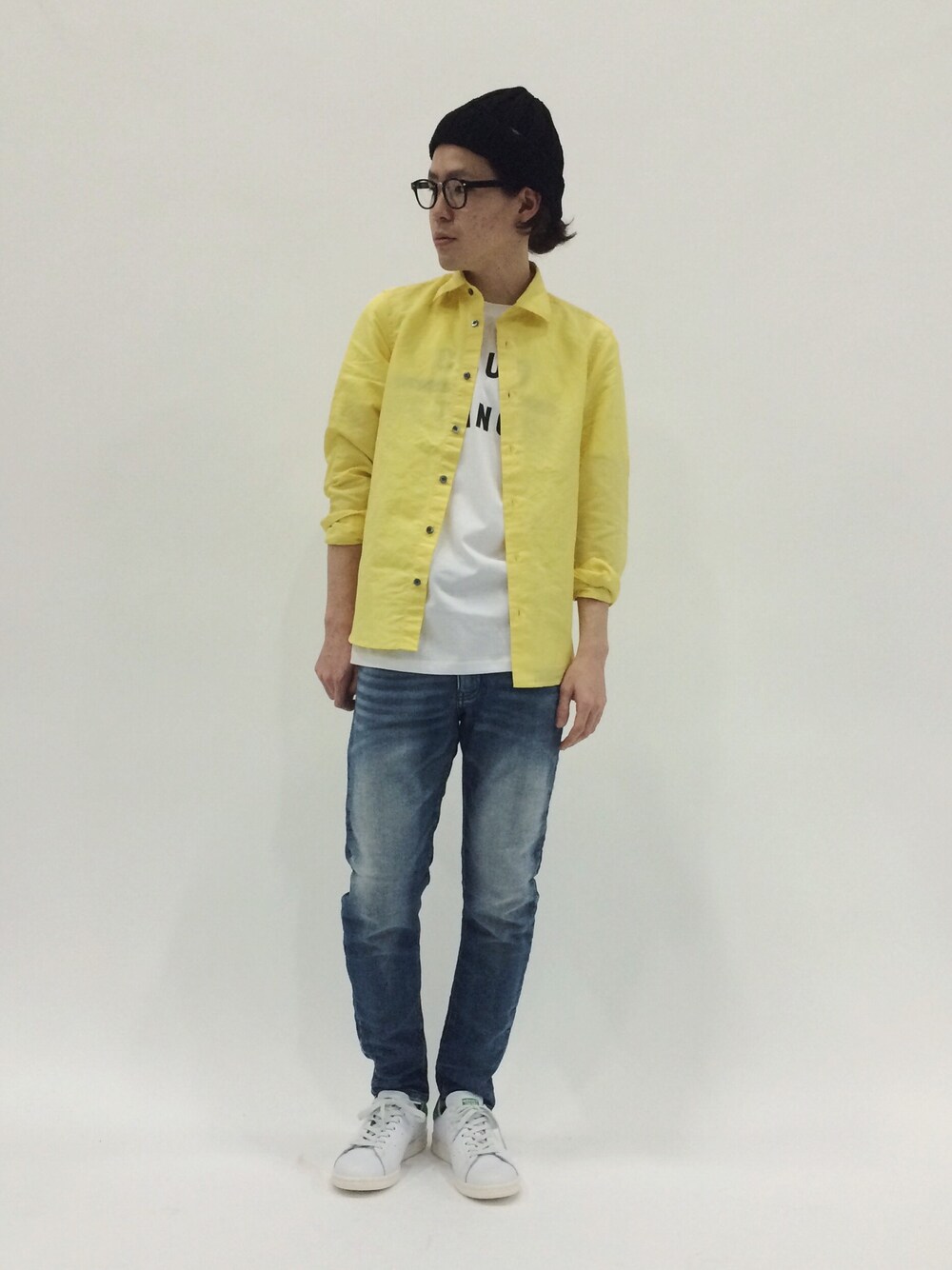 「スキニーパンツ、イエロー、スキニー、ニットキャップ、スタンスミス、stan smith、ホワイトスニーカー、シャツ×Tシャツ、イエローシャツ、黄色のシャツ」｜「ABAHOUSEのCLUB PETANQUE  SPORT DETENTE（Tシャツ/カットソー、ホワイト系）」を使った、ナカニシアキラさん（メンズ・172cm）の春コーディネートの1枚目の写真