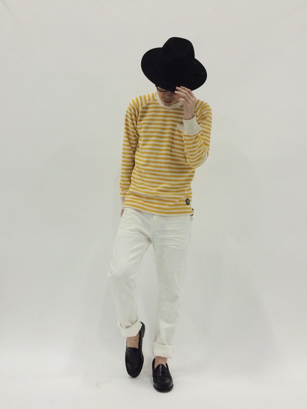 「ボーダー、ローファー、ハット、ホワイトパンツ、ボーダートップス、パイル」｜「B'2ndのTV Blackie PRINT W (243)（その他パンツ、ホワイト系）」を使った、ナカニシアキラさん（メンズ・172cm）の春コーディネートの1枚目の写真