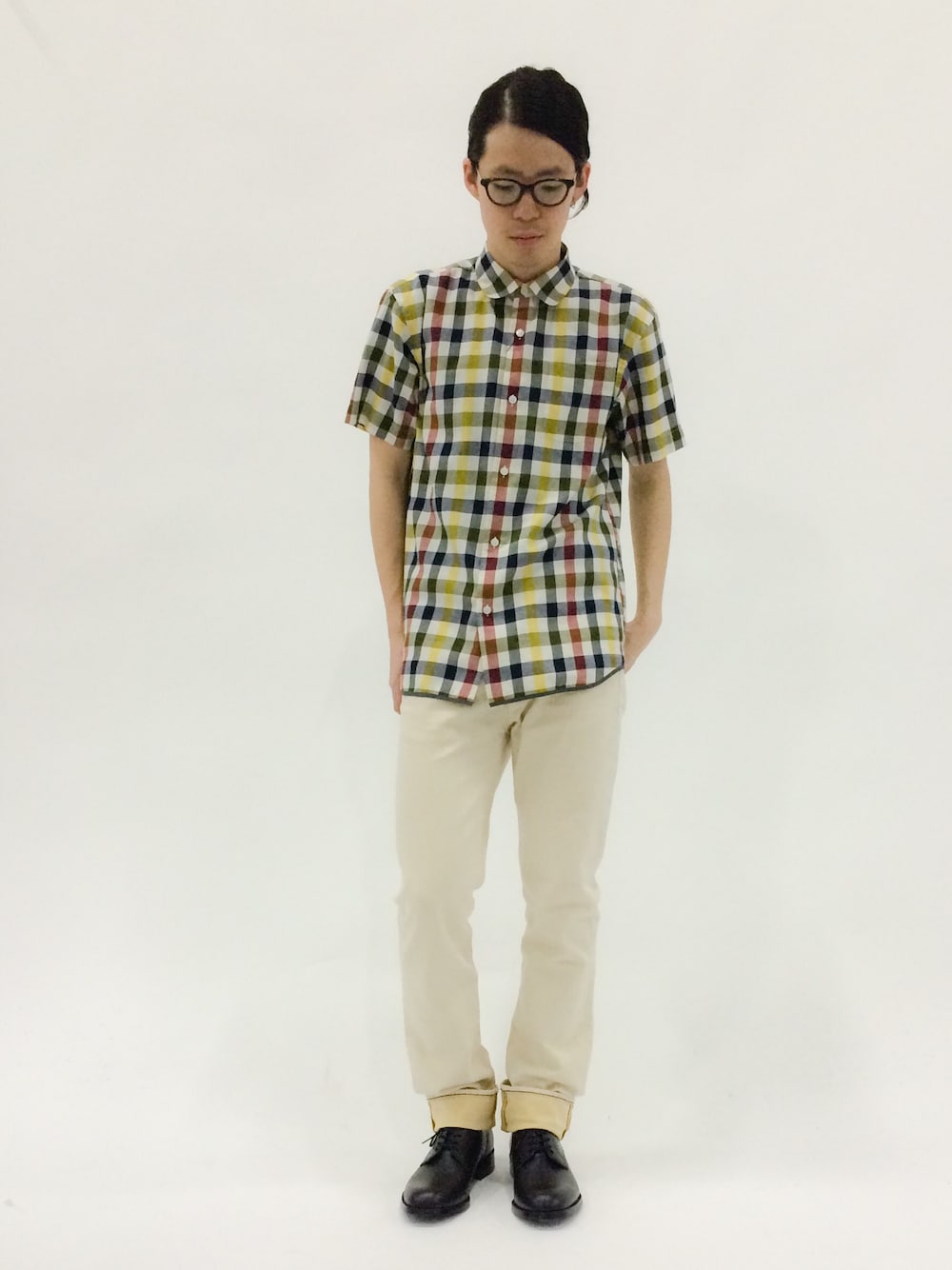 「レザーシューズ、革靴、チエックシャツ、半袖シャツ、半袖チェックシャツ」｜「soe shirtsの50/- COTTON TWILL CLOTH ROUND COLLAR H/S SHIRT（シャツ/ブラウス、ホワイト系）」を使った、ナカニシアキラさん（メンズ・172cm）の春コーディネートの1枚目の写真
