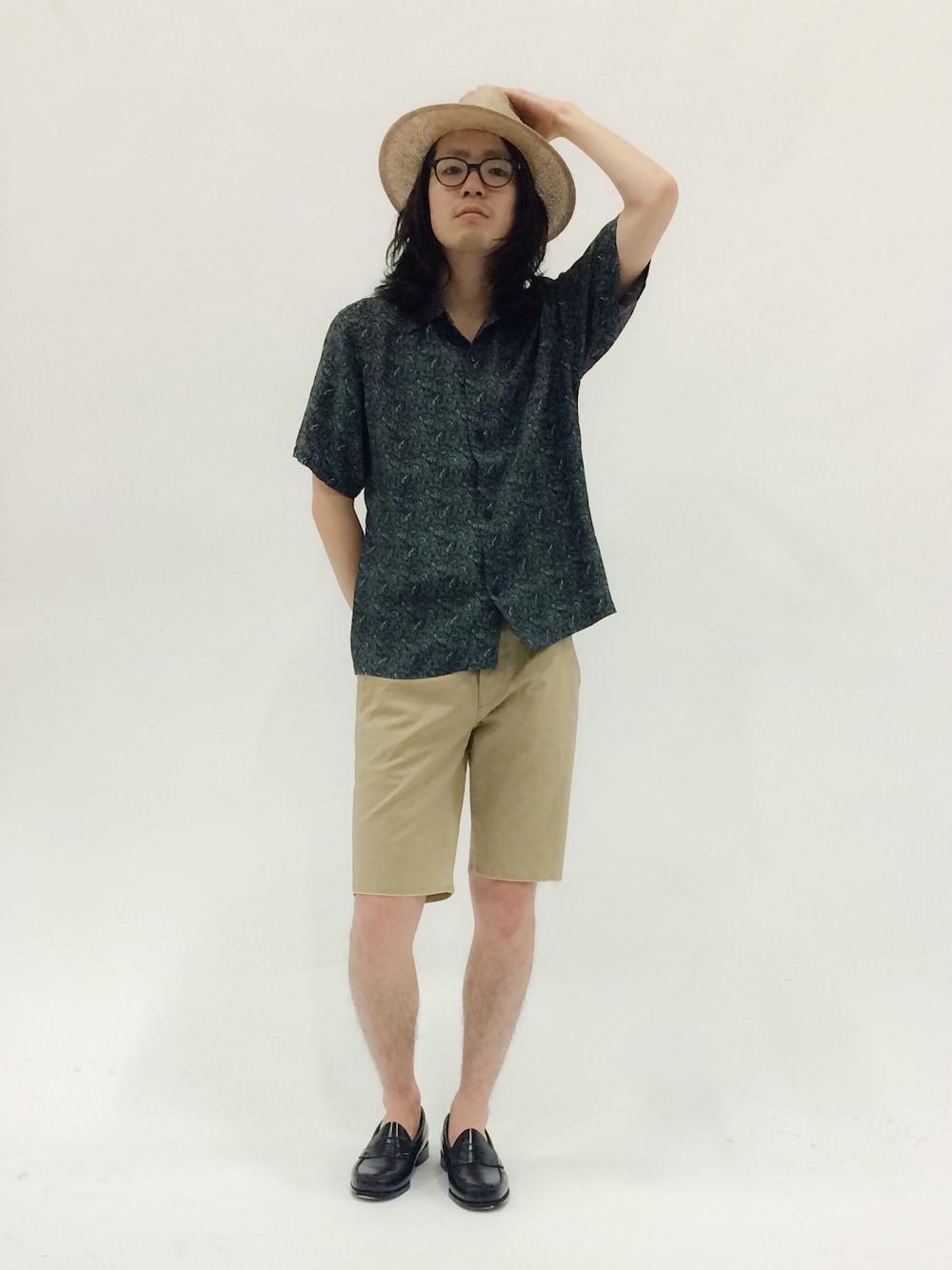 「柄シャツ、ローファー、ハット、ハーフパンツ、ストローハット」｜「wjkのadjust　shorts（その他パンツ、ベージュ系）」を使った、ナカニシアキラさん（メンズ・172cm）の春コーディネートの1枚目の写真