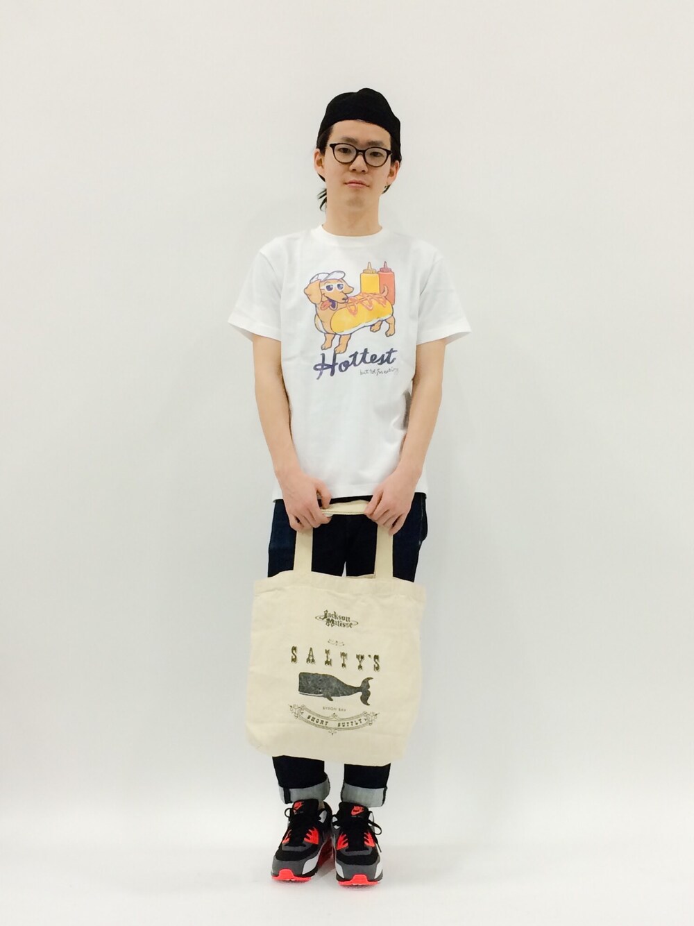 「トートバッグ、NIKE、キャップ、AIR MAX、JACKSON MATISSE、プリントT、ピクニック、キャップ後ろかぶり、hotdog、ポップなプリント」｜「NAVALのキャラクター半袖Ｔ 【HOTDOGDOG】（Tシャツ/カットソー、ホワイト系）」を使った、ナカニシアキラさん（メンズ・172cm）の春コーディネートの1枚目の写真
