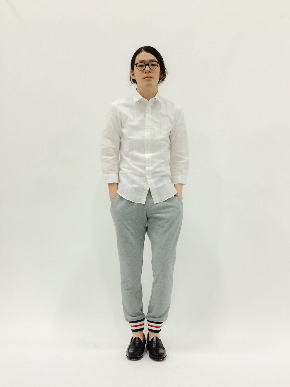 ホワイト系のシャツ/ブラウス、グレー系のその他パンツを着用したメンズの春コーディネートの1枚目の写真