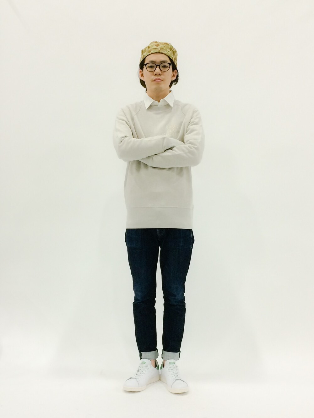 「スウェット、カモフラ、キャップ、シャツ×スウェット、キャップ後ろかぶり」｜「JOURNAL STANDARDのDEUS Francis Crew（スウェット、ホワイト系）」を使った、ナカニシアキラさん（メンズ・172cm）の春コーディネートの1枚目の写真
