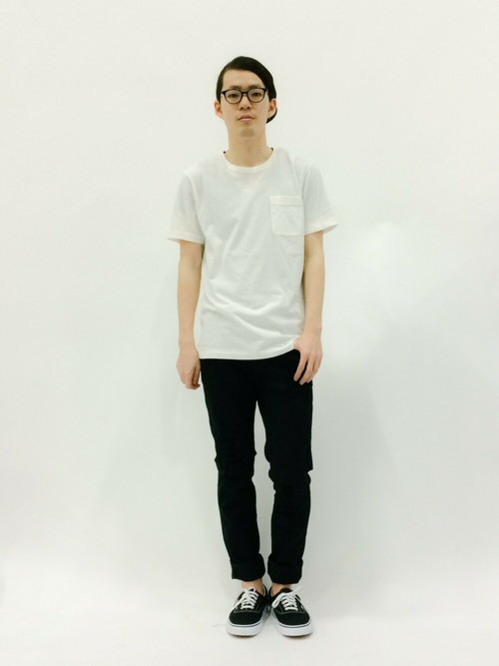 「シンプル、スキニーパンツ、スキニー、モノトーン、黒スキニー、ワンポケT」｜「SHIPSのSC:ORGANIC C/N S/S TEE（Tシャツ/カットソー、ホワイト系）」を使った、ナカニシアキラさん（メンズ・172cm）の春コーディネートの1枚目の写真