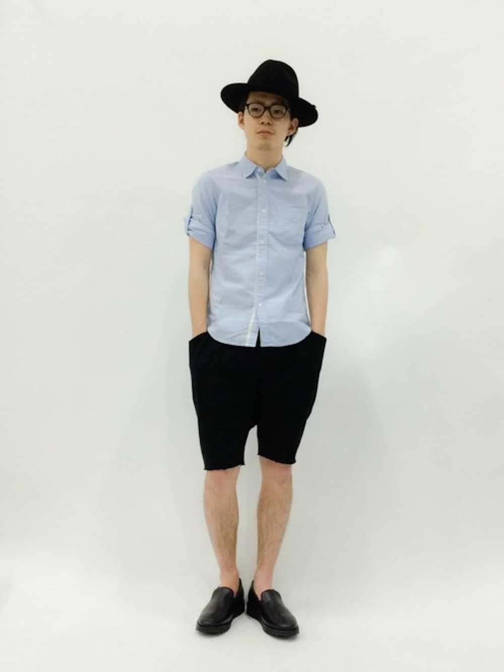 「ショートパンツ、サルエルパンツ、サルエル、青シャツ、半袖シャツ、袖まくり」｜「The Viridi-anneのThe Viridi-anne 天竺オーバーダイサルエル（その他パンツ、ブラック系）」を使った、ナカニシアキラさん（メンズ・172cm）の春コーディネートの1枚目の写真