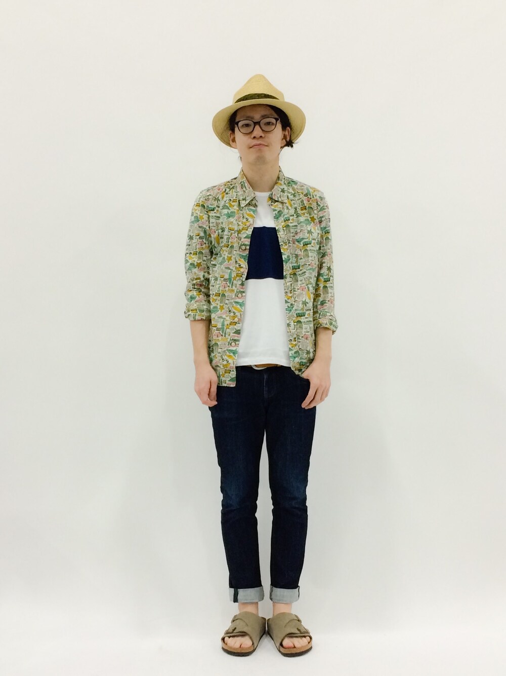 「柄、柄シャツ、ハット、サンダル、ストローハット」｜「GLOBAL WORKのﾅｶｵﾚﾊｯﾄ（ハット、ベージュ系）」を使った、ナカニシアキラさん（メンズ・172cm）の春コーディネートの1枚目の写真