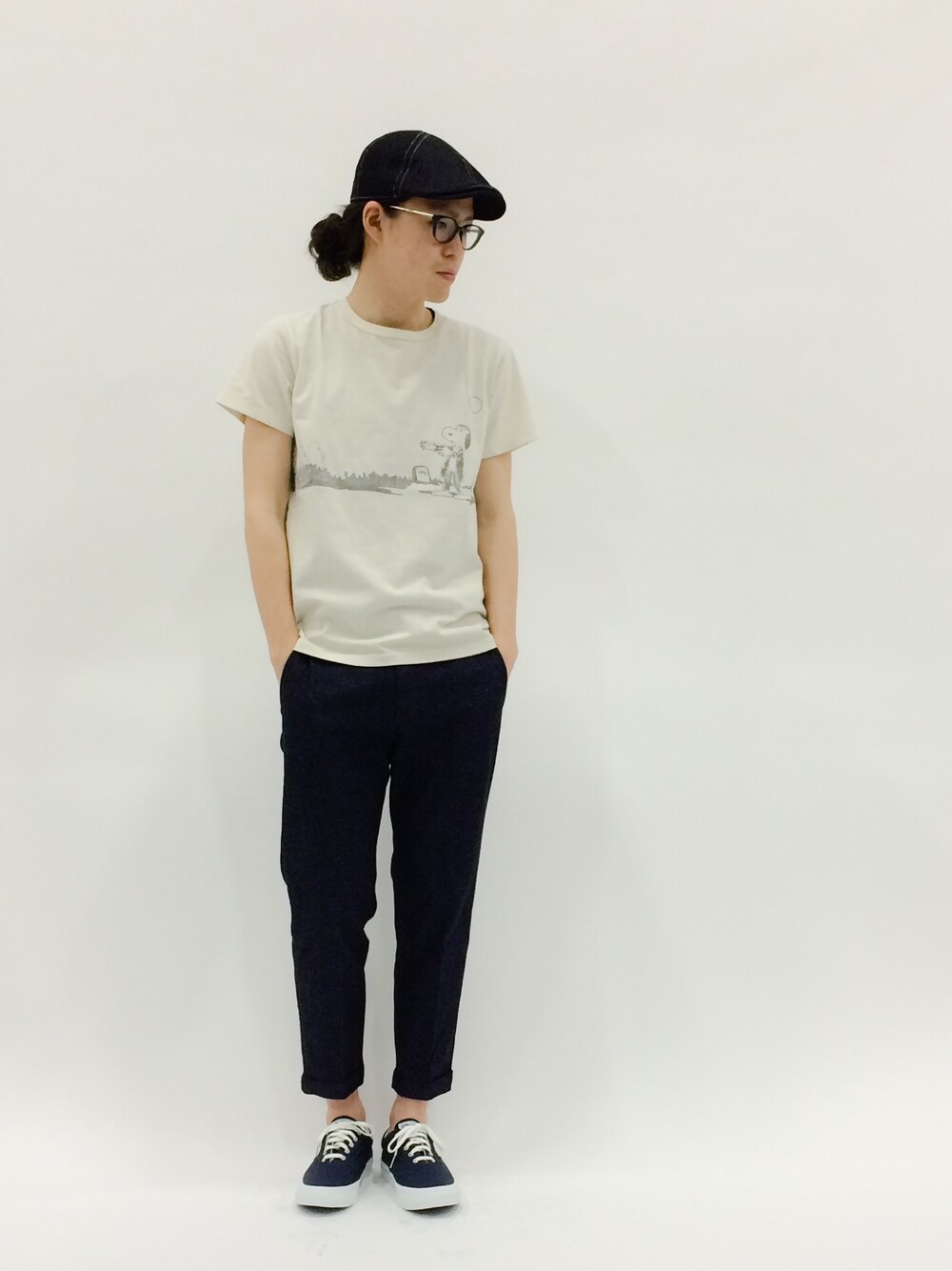 「REMI RELIEF、スヌーピー、PEANUTS、クロップドパンツ、ハンチング」｜「BEAMSのBEAMS / 6パネル デニム ハンチング（ハンチング/ベレー帽、ブラック系）」を使った、ナカニシアキラさん（メンズ・172cm）の春コーディネートの1枚目の写真