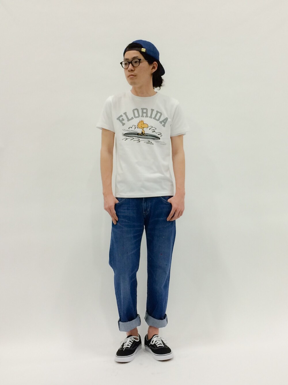 「キャップ、PEANUTS、デニムパンツ、ロールアップ、ウッドストック、キャップ後ろかぶり」｜「ONSPOTZのHUF 6 PANEL CAP DENIM SCRIPT INDIGO（キャップ、ブルー系）」を使った、ナカニシアキラさん（メンズ・172cm）の春コーディネートの1枚目の写真