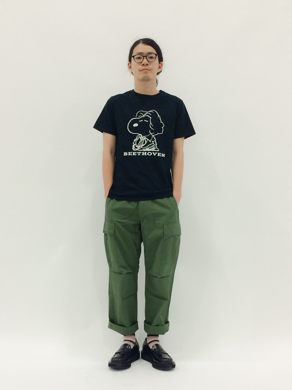 「ローファー、スヌーピー、PEANUTS、カーゴパンツ、ロールアップ、NUMBER (N)INE」｜「exclamationのexclamation 0015（ローファー、ブラック系）」を使った、ナカニシアキラさん（メンズ・172cm）の春コーディネートの1枚目の写真